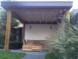 veranda met houten meubilair