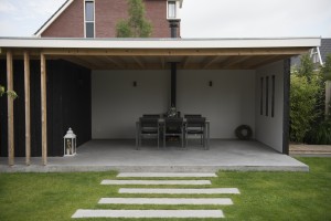 Moderne tuin met veranda